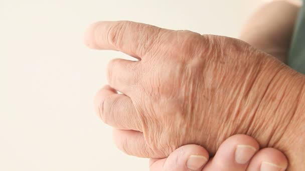 Senior Mit Spürbarem Zittern Zeigefinger — Stockvideo