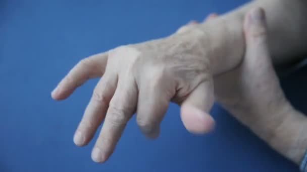 Ein Älterer Mann Versucht Seine Taube Hand Wieder Fühlen — Stockvideo