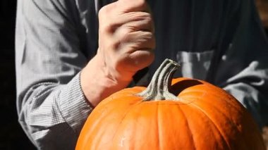 Bir jack o'fenerbir kapak kesme