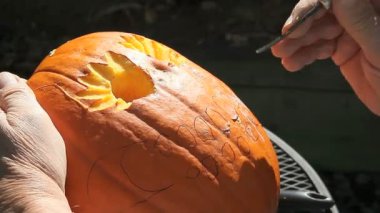 Kabak oymacı bir jack o 'fener araçları kullanarak