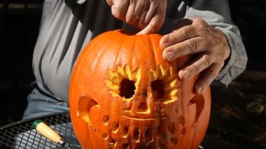 Oyulmuş bir jak o' fenerinden lifli malzemenin temizlenmesi