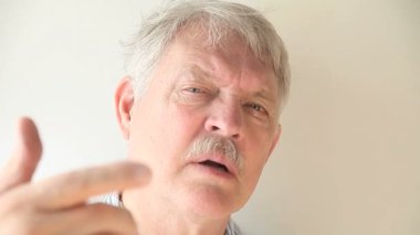 Yaşlı adam yakın almak için izleyici çağırır