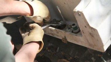 Bir adam, bir lavabonun taşınması için hazır