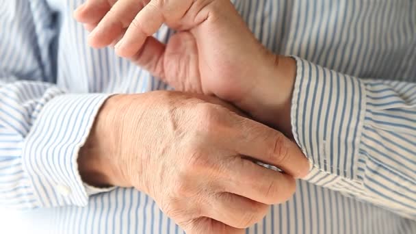 Homme Âgé Avec Des Boutons Handicap Manchette Chemise — Video