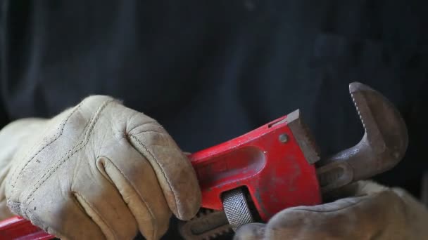 一个男人戴着工作手套检查他的扳手 — 图库视频影像
