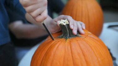 Bir jack o'fener oyma hazırlanıyor adam closeup