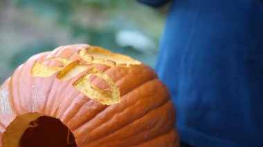 Bir jack o'fener üzerinde çalışan bir adamın yakın çekim 