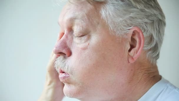 Een Senior Man Met Symptomen Van Een Slechte Verkoudheid Griep — Stockvideo