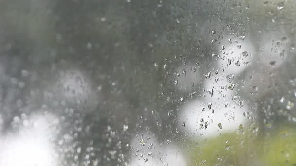 Hujan Mengalir Dari Selokan Luar Ketika Tetesan Hujan Terkumpul Jendela — Stok Video