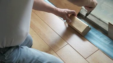 Ev sahibi pencerenin yanına montaj laminat zor olabilir bulur.