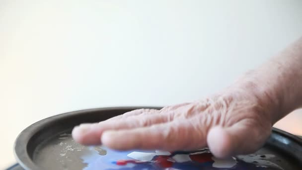 Homem Mergulha Mão Cores Tinta Diferentes Deixando Escorrer — Vídeo de Stock