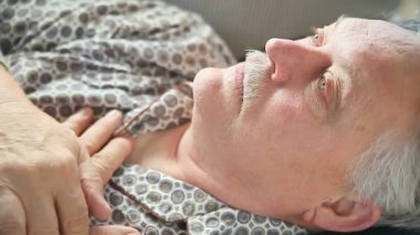 Soğuk algınlığı ya da grip ten muzdarip bir adam yatıyor.