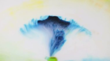 Boya ekranın alt yakınındaki bir kaynaktan akar ve zarif bir üçgen şekil yapar.