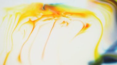 Renkli boyalar dışa doğru patlar ve ekran boyunca akar