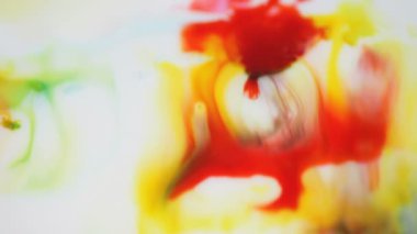 Sarı boya eklendikçe kırmızı boya yayılır