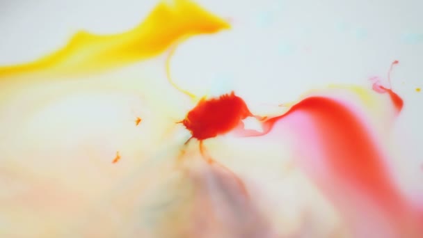 Тендрильи Красной Краски Распространяются Смешиваются Другие Цвета — стоковое видео