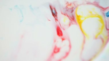 Renkli boyalar genişletmek ve aşağı ve sağa taşımak, kopya alanı bırakarak