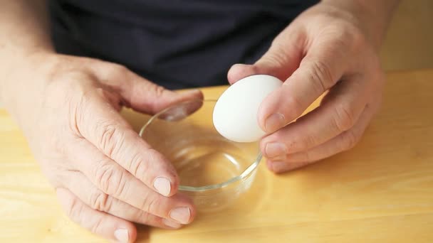 Hombre Mayor Con Temblor Separa Yema Huevo Blanca — Vídeos de Stock