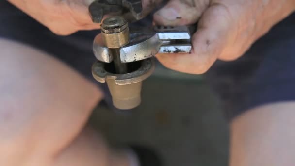Ein Mann Mit Schlammigen Händen Arbeitet Seiner Sprinkleranlage — Stockvideo