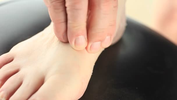 Ein Mann Massiert Seinen Wunden Fuß — Stockvideo