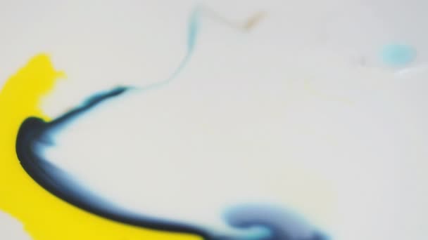 Яскраво Червоні Кольори Являються Білому Полі Рухаючись Синьо Жовтих Фарб — стокове відео