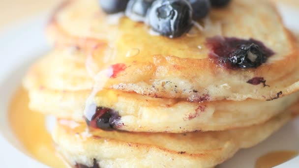 Lägga Sirap Till Frukost Pannkakor — Stockvideo