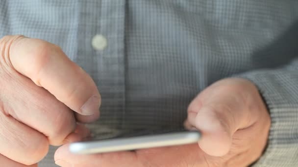 Homme Âgé Avec Son Téléphone Portable — Video