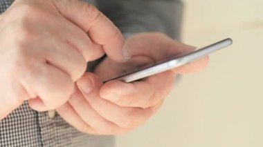 Cep telefonunu kullanan yaşlı bir adam.