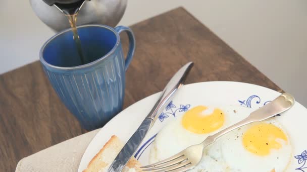 Koffie Wordt Gegoten Naast Gebakken Eieren Boter Toast Een Bord — Stockvideo