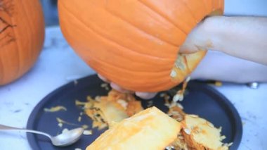 Bir adam onun jack o 'fener içinde tohum ve lifli malzeme çıkarır.