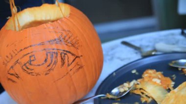 Bir adam bir Halloween kabak tohumları ve diğer malzeme kaldırır.