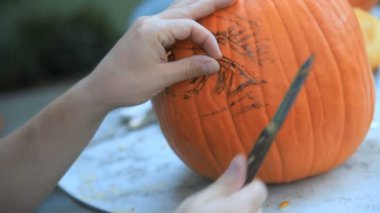 Bıçak kullanan bir adam tarafından kabak oyma