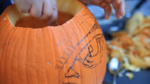 Usando Una Cuchara Hombre Raspa Última Las Semillas Una Calabaza — Vídeo de stock