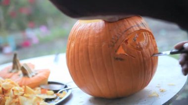 Kararsız bir masada paring bıçak kullanarak bir jack o 'fener kesim yapma 