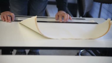 Kağıt üzerinde düz bir kenar kullanarak adamın ön görünümü