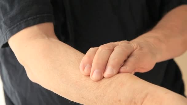 Ein Älterer Mann Versucht Die Schmerzen Seinem Arm Lindern — Stockvideo
