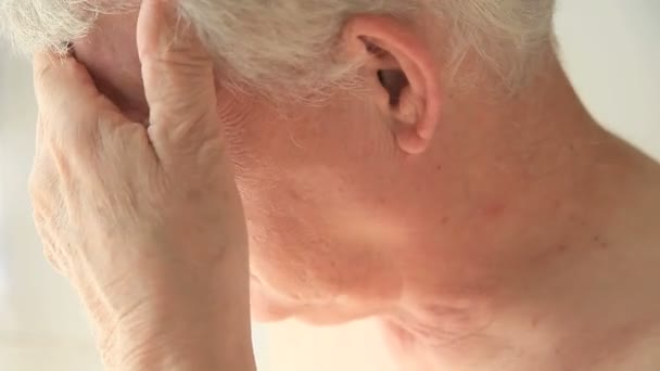 Close Upweergave Van Een Senior Man Die Erg Vermoeid — Stockvideo