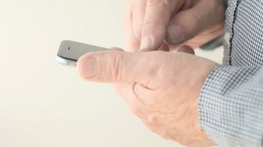 Akıllı telefonunda bilgi arayan üst düzey lerin profil görünümü