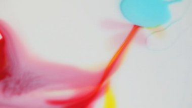 Kırmızı, sarı ve mavi boyalar zarif şekiller halinde akar ve dalgalı