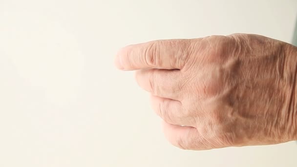 Senior Man Heeft Een Tremor Slechts Één Vinger — Stockvideo