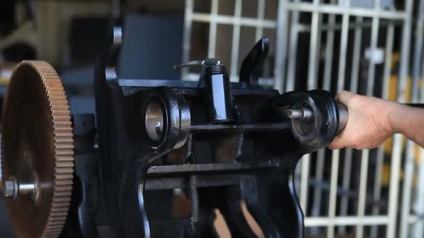 プリンターはヴィンテージ鋳鉄のレタープレス機を組み立てる — ストック動画