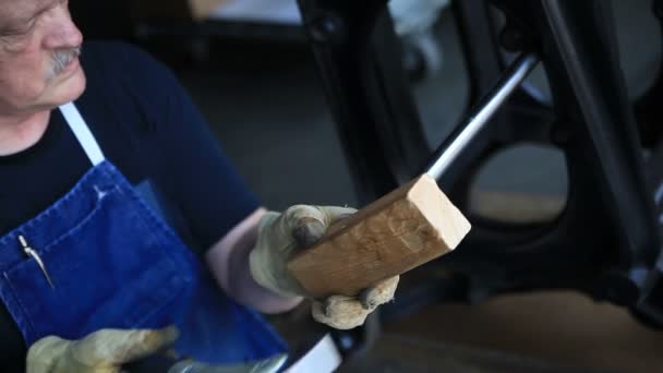 Een Man Gebruikt Gereedschap Een Metalen Schacht Een Oude Gietijzeren — Stockvideo