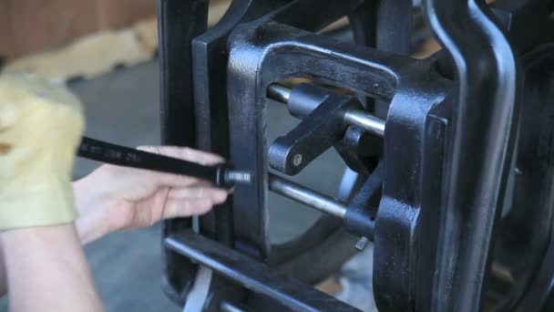 Une Imprimante Fonctionne Sur Une Machine Letterpress Vintage — Video