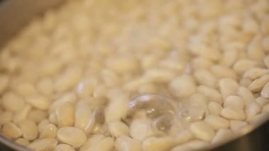 Küçük beyaz fasulye sobayda düşük bir kaynama köpüren