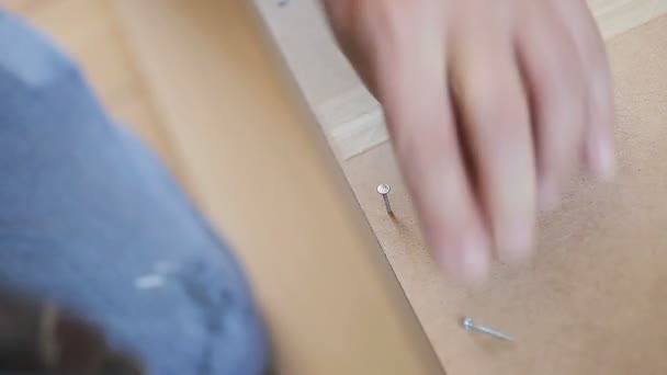 Een Man Assembleert Meubilair Met Hamer Nagels — Stockvideo