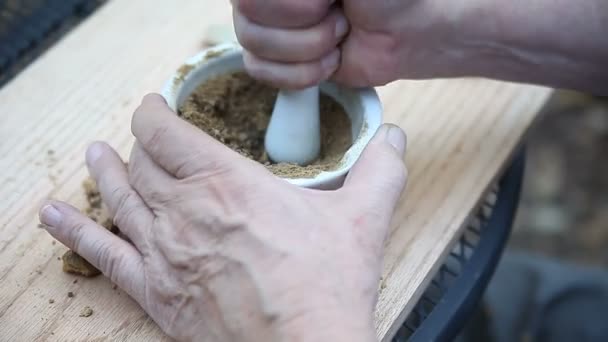 Een Man Grinds Oak Gallen Naar Een Poeder Gebruiken Als — Stockvideo