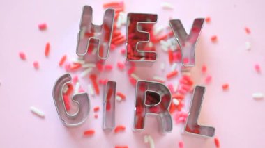 Renkli sprinkles kelimeleri Hey Girl düşmek