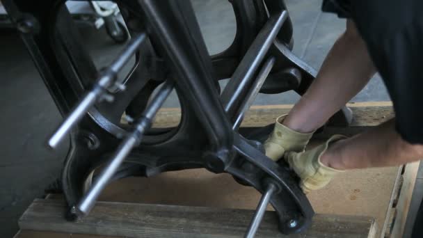 Человек Работает Тяжелыми Кусками Винтажной Печатной Машины — стоковое видео