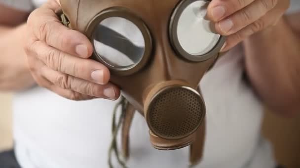 Homem Verifica Detalhes Uma Máscara Protetora Excedente Exército — Vídeo de Stock