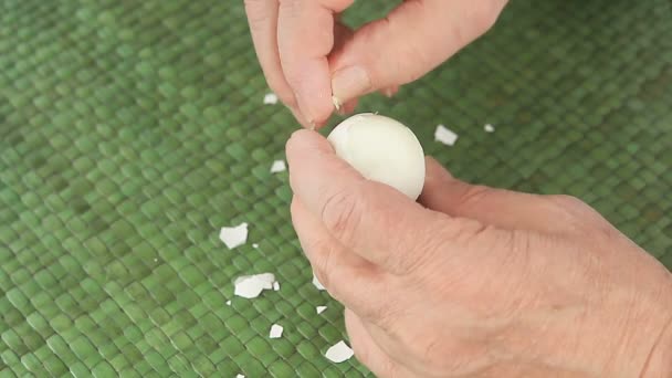Ένας Άντρας Που Ξεφλουδίζει Μεθοδικά Ένα Μαγειρεμένο Αυγό — Αρχείο Βίντεο
